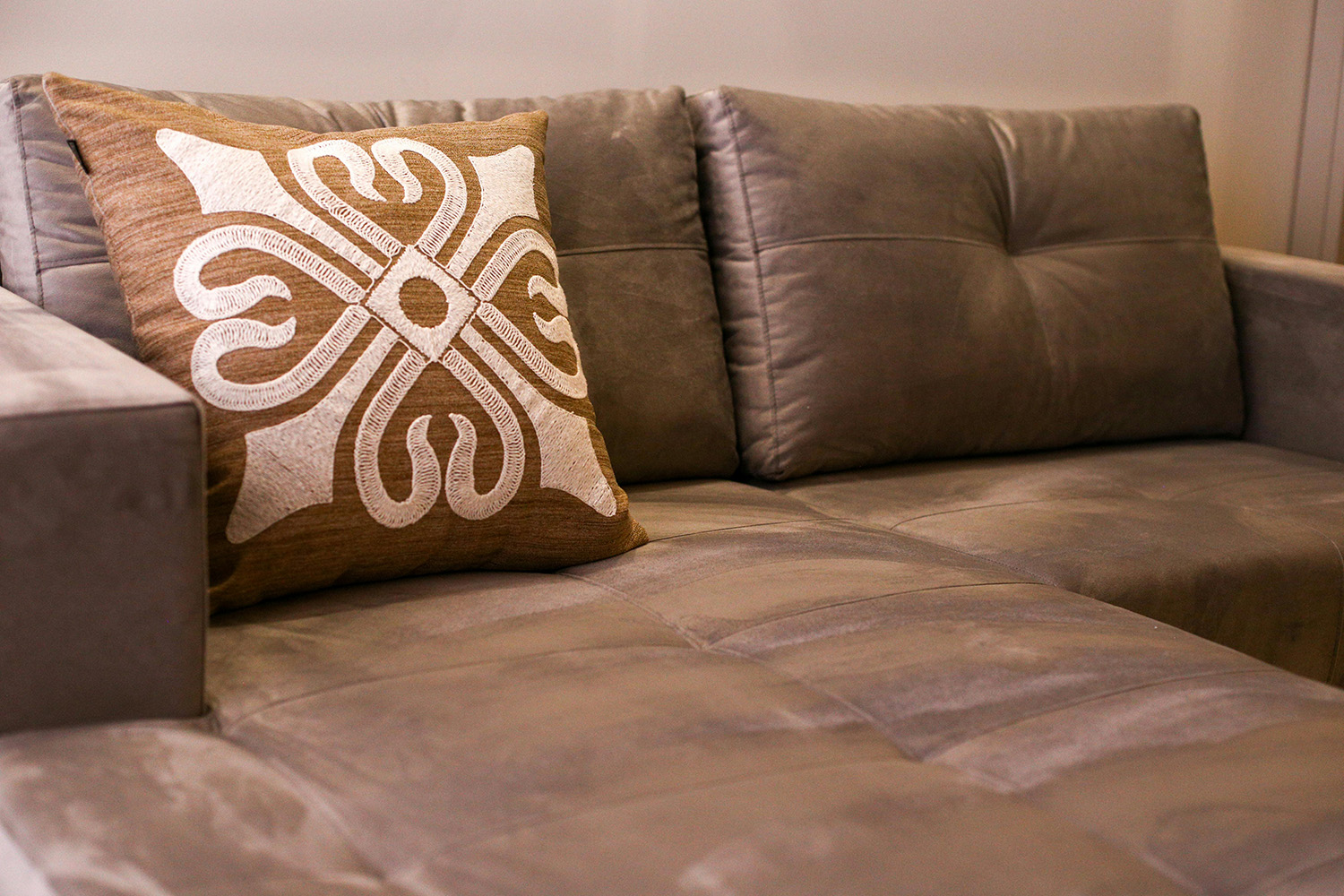 Pillow and couch for hypnotherapy